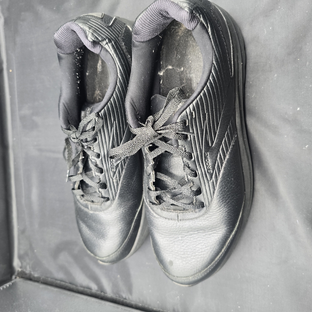 Brooks Black Sneakers with Sleek‎ Design